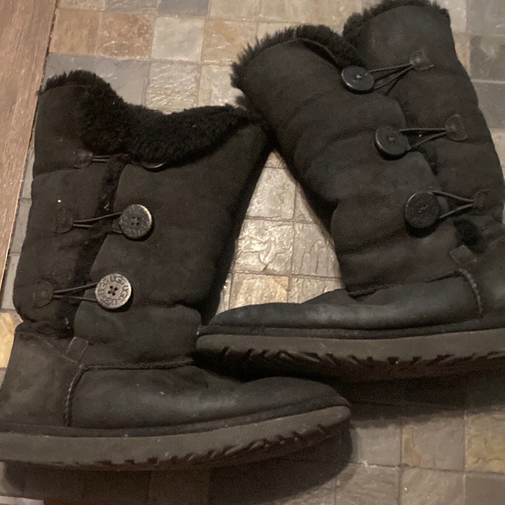 used women’s black uggs, good show some wear.